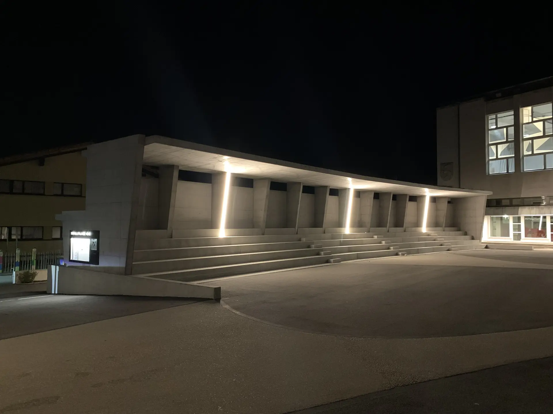 12_Neugestaltung Schulhausplatz Igsi mit Tribüne_Velounterstand